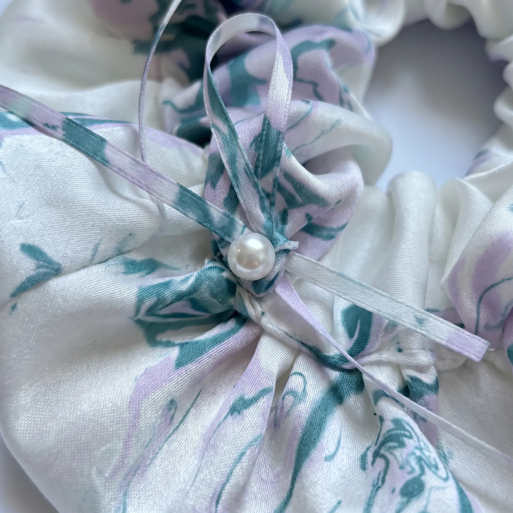 Traditional Chinese Lacquer Art Pearl Scrunchie — Ribbon & Mist