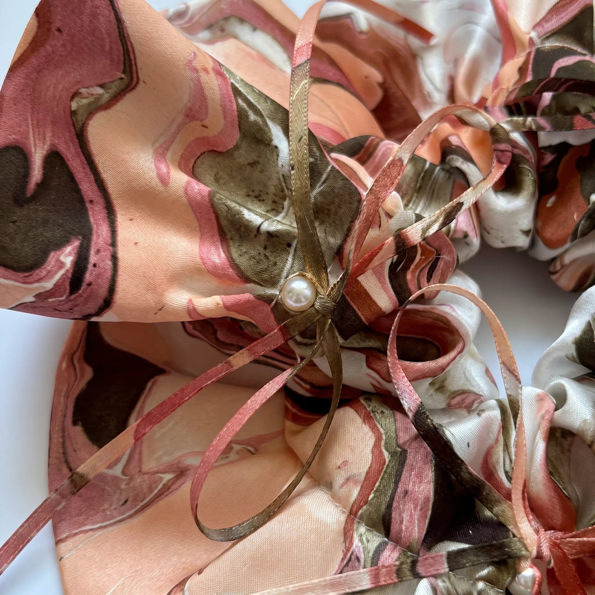 Traditional Chinese Lacquer Art Pearl Scrunchie — Coral Flame