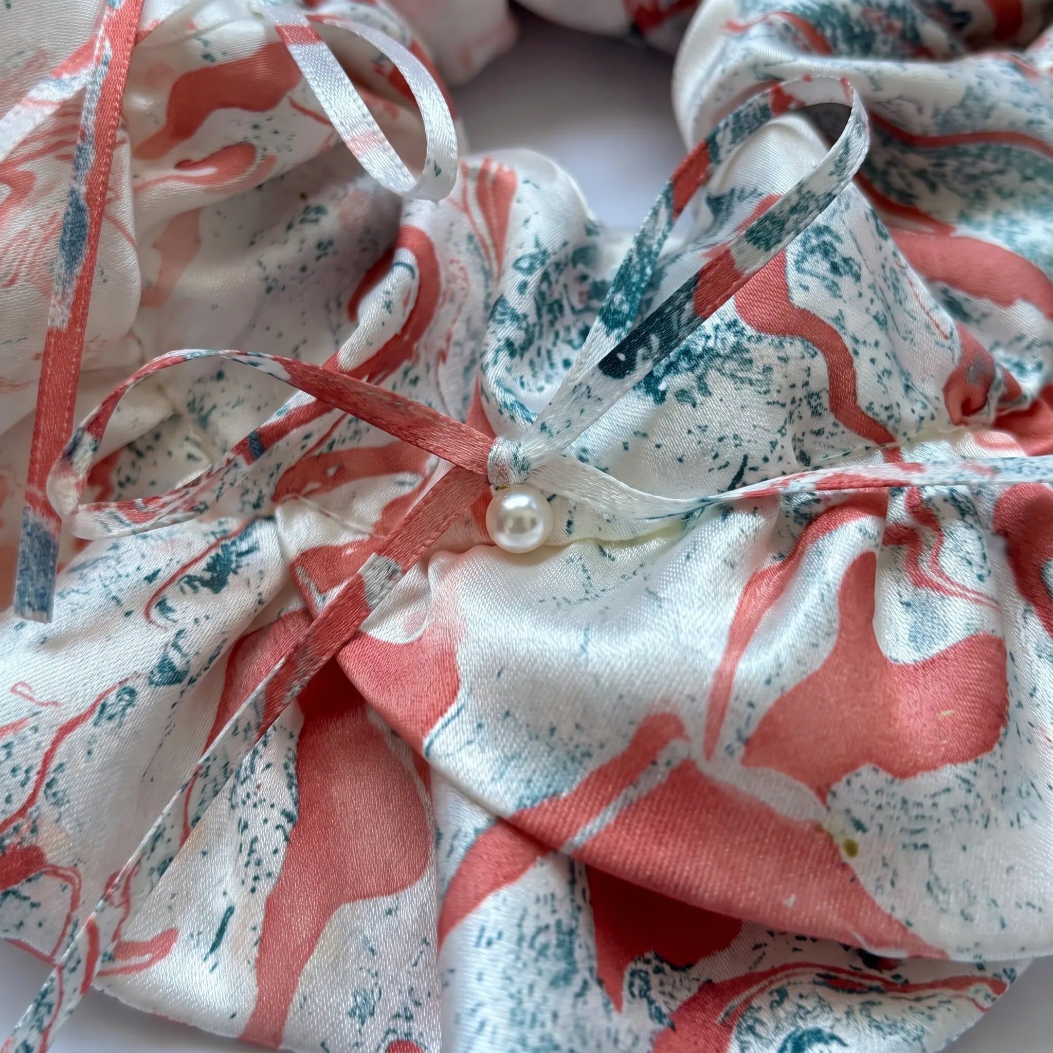 Traditional Chinese Lacquer Art Pearl Scrunchie — Rose & Silver Frost